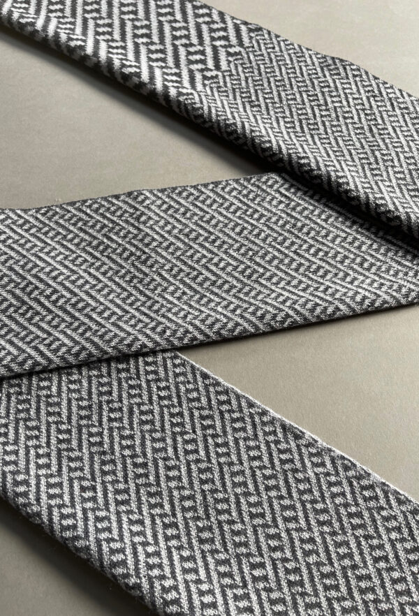 Intreccio_1700x2500_96dpi_grigio_dettaglio1