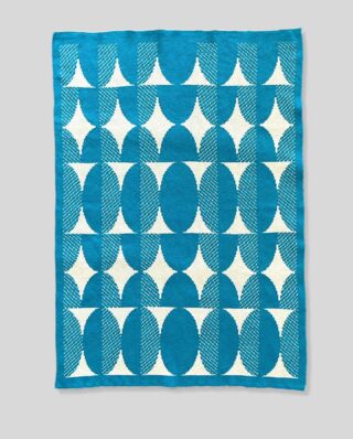 Flow è un plaid in maglia jacquard ispirato al flusso della vita e delle maree. 100% lana vergine (tipo shetland) misura 100x140 cm design Paola Croso @paolacroso