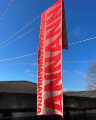 Dalle produzioni custom.
La maxi sciarpa Anna è un progetto disegnato e prodotto come pezzo unico per un regalo speciale. Grazie al caro @mino_stella  per averla commissionata e a alla brava @iamannatrapasso per averla ispirata.