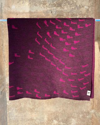 Dai progetti custom e in co-branding.
Frecce di vento by @martalaviniacarboni.
Plaid in maglia jacquard realizzato per la sua mostra personale “Tits Up “(25 novembre - 3 dicembre 2022) curata da @lallimaggi alla galleria San Fermo Sette a Milano @matteomi